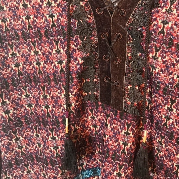 VINTAGE AMERICA Lara Lace Up Print Knit Top - Picture 4 of 8